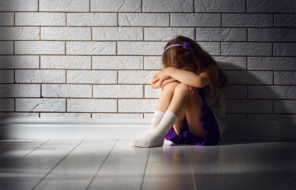 relação sexual com menor - criança triste
