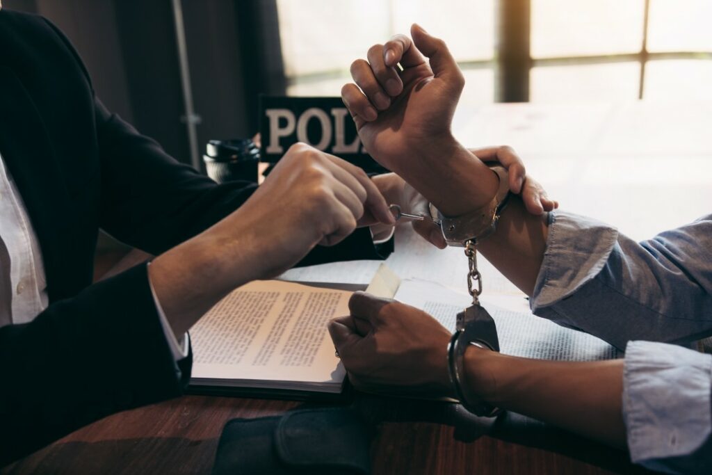 Liberdade provisória - policial segurando chave para abrir algemas de suspeito