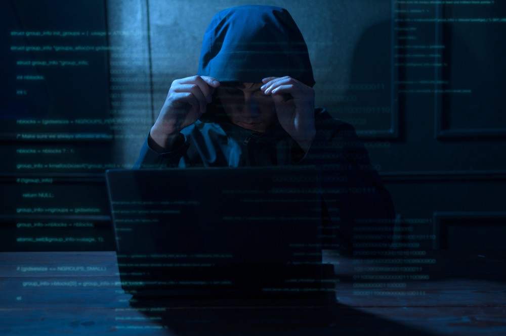 Crimes cibernéticos - Homem encapado no notebook