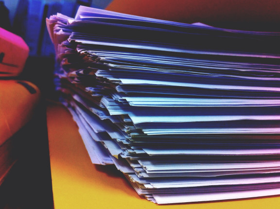 Crime de falsificação de documento - Pilha de documentos