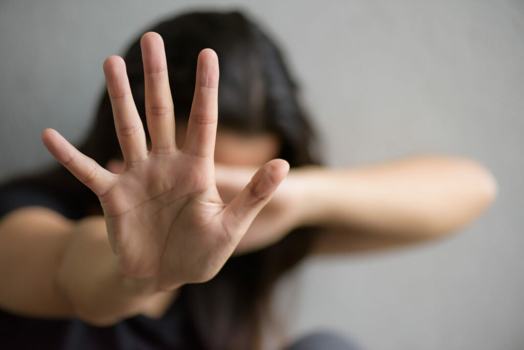 Medida protetiva: entenda como funciona - mulher com medo
